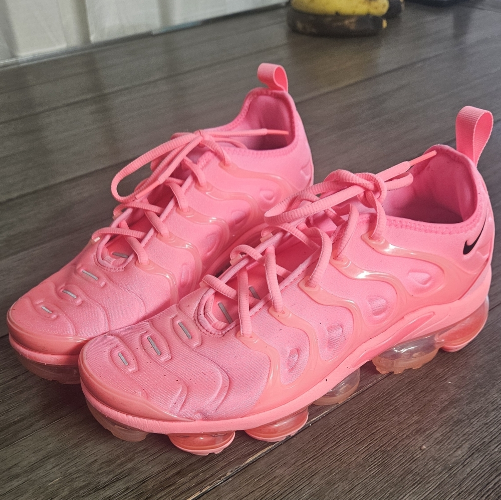Nike Women's Bright Pink Sneakers